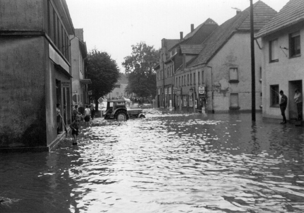 Nethe tritt über die Ufer (Hochwasser)